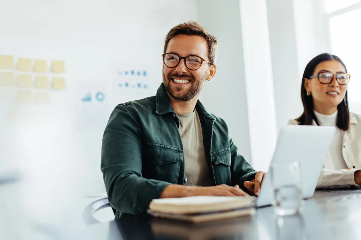 Werken bij – lachende collega Werken bij – lachende collega